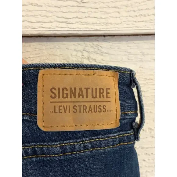 Levi Strauss Bermuda Denim Shorts Women’s Rolled Hem Mid Rise Size 8/29 - Picture 5 of 5